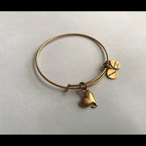 EUC Alex and Ani Cupid’s Heart Bracelet (gold)